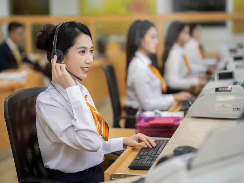 Liên hệ bộ phận hỗ trợ tài chính để giải quyết các khiếu nại về rút tiền tại Acb8